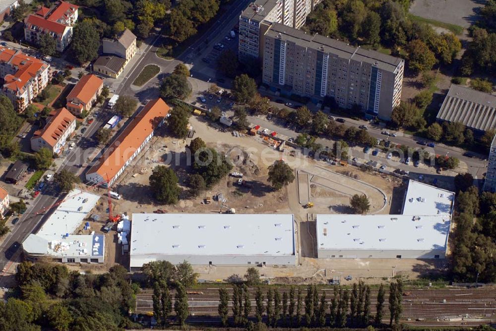 Aerial photograph Berlin-Lichtenberg - Blick auf die Baustelle des Market Stadtteilzentrums an der Alfred-Kowalke-Straße in Berlin-Lichtenberg. Beteiligte Firmen: GWB Gesellschaft für Geschäfts- und Wohnbauten mbH und Co. KG, Hauptstr. 1a, 22962 Siek, Tel.: 01407/908061 Bauleitung: PLK Städtebau, Winsstr. 53, 10405 Berlin, Tel.: 030/39071460 Baufirma: STRABAG Hoch- und Ingenieurbau AG, Bessemer Str. 42b, 12103 Berlin, Dipl.-Ing. Peter Dörges, Tel.: +49 (0)30 / 754 77-0, Fax: +49 (0)30 / 754 77-186, eMail: peter.doerges@strabag.de