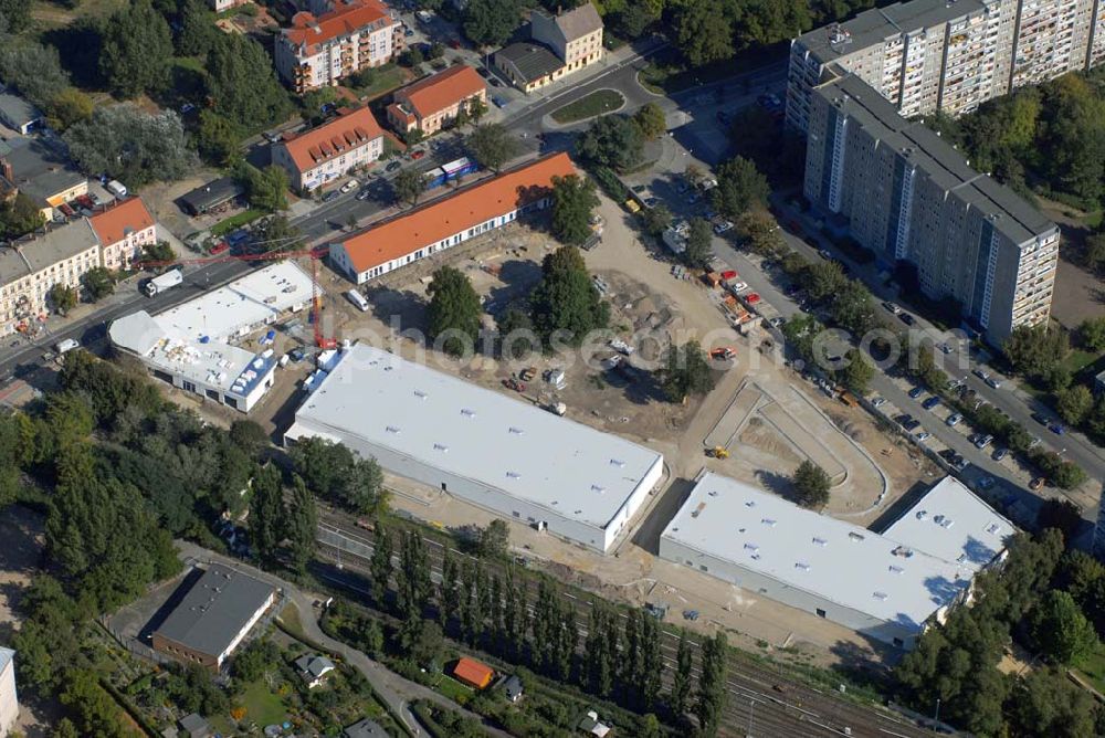 Berlin-Lichtenberg from above - Blick auf die Baustelle des Market Stadtteilzentrums an der Alfred-Kowalke-Straße in Berlin-Lichtenberg. Beteiligte Firmen: GWB Gesellschaft für Geschäfts- und Wohnbauten mbH und Co. KG, Hauptstr. 1a, 22962 Siek, Tel.: 01407/908061 Bauleitung: PLK Städtebau, Winsstr. 53, 10405 Berlin, Tel.: 030/39071460 Baufirma: STRABAG Hoch- und Ingenieurbau AG, Bessemer Str. 42b, 12103 Berlin, Dipl.-Ing. Peter Dörges, Tel.: +49 (0)30 / 754 77-0, Fax: +49 (0)30 / 754 77-186, eMail: peter.doerges@strabag.de