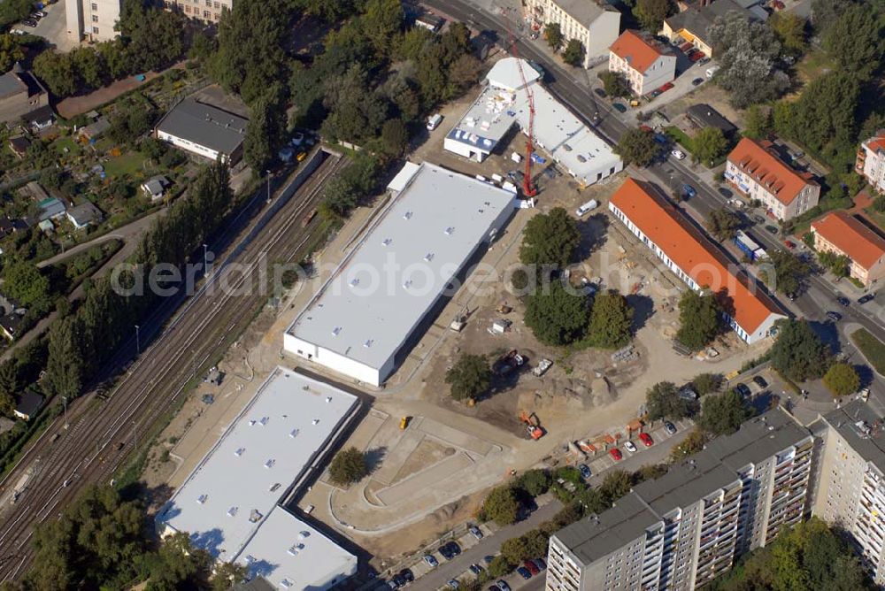 Aerial image Berlin-Lichtenberg - Blick auf die Baustelle des Market Stadtteilzentrums an der Alfred-Kowalke-Straße in Berlin-Lichtenberg. Beteiligte Firmen: GWB Gesellschaft für Geschäfts- und Wohnbauten mbH und Co. KG, Hauptstr. 1a, 22962 Siek, Tel.: 01407/908061 Bauleitung: PLK Städtebau, Winsstr. 53, 10405 Berlin, Tel.: 030/39071460 Baufirma: STRABAG Hoch- und Ingenieurbau AG, Bessemer Str. 42b, 12103 Berlin, Dipl.-Ing. Peter Dörges, Tel.: +49 (0)30 / 754 77-0, Fax: +49 (0)30 / 754 77-186, eMail: peter.doerges@strabag.de