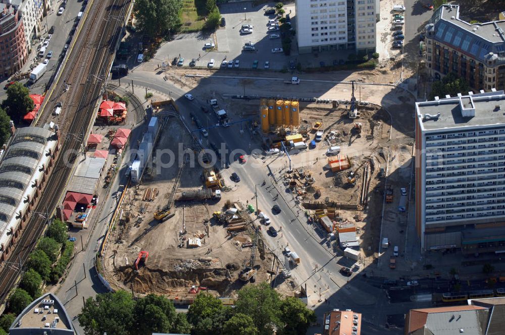 Aerial image Berlin Mitte - Blick auf die Baustelle vom Hackeschen Quartier, einem neuen Büro- und Geschäftshauskomplex in unmittelbarer Nachbarschaft zur Museumsinsel. Auf einer gemeinsamen Tiefgarage werden zwei durch eine Gasse getrennte Baublöcke errichtet, die später Laden- und Gastronomieflächen sowie Räumlichkeiten für die Büronutzung und ein Apartmenthotel bereitstellen werden. Bauherr ist die Investitionsgesellschaft Hackesches Quartier mbH & Co. KG. Verantwortlich für die Planung sind die Architekten Müller-Reimann. Ausführendes Bauunternehmen ist die BAM Deutschland AG (ehemals Müller-Altvatter-Bauunternehmung GmbH & Co. KG und Wayss & Freytag Schlüsselfertigbau AG). Baubeginn war im Oktober 2008, das Bauende ist für März 2010 angesetzt. Kontakt Investitionsgesellschaft Hackesches Quartier mbH & Co. KG c / o IVG Development GmbH: Ansprechpartner Nicolas Novotny, Tel. +49(0)30 88777312; Kontakt Müller-Reimann Architekten: Ansprechpartner Ivan Reimann, Tel. +49(0)30 34606116; Kontakt BAM Deutschland AG: +49(0)711 250070, Email: kontakt@bam-deutschland.de; Kontakt IVG Immobilien AG: +49(0)228 8440, Email: info@ivg.de