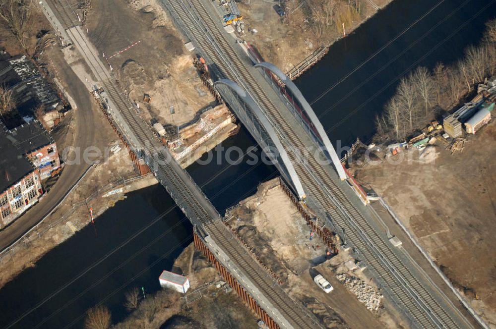 Aerial photograph Berlin - Blick auf die Baustelle vom Neubau der Bahnbrücken und Gleisverbindungen am S-Bahnhof Berlin-Baumschulenweg. Ein Projekt der EUROVIA Infra GmbH. View onto the bridge constraction area near the city railway station in Treptow-Köpenick.