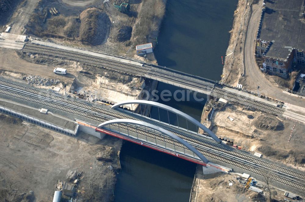 Berlin from above - Blick auf die Baustelle vom Neubau der Bahnbrücken und Gleisverbindungen am S-Bahnhof Berlin-Baumschulenweg. Ein Projekt der EUROVIA Infra GmbH. View onto the bridge constraction area near the city railway station in Treptow-Köpenick.