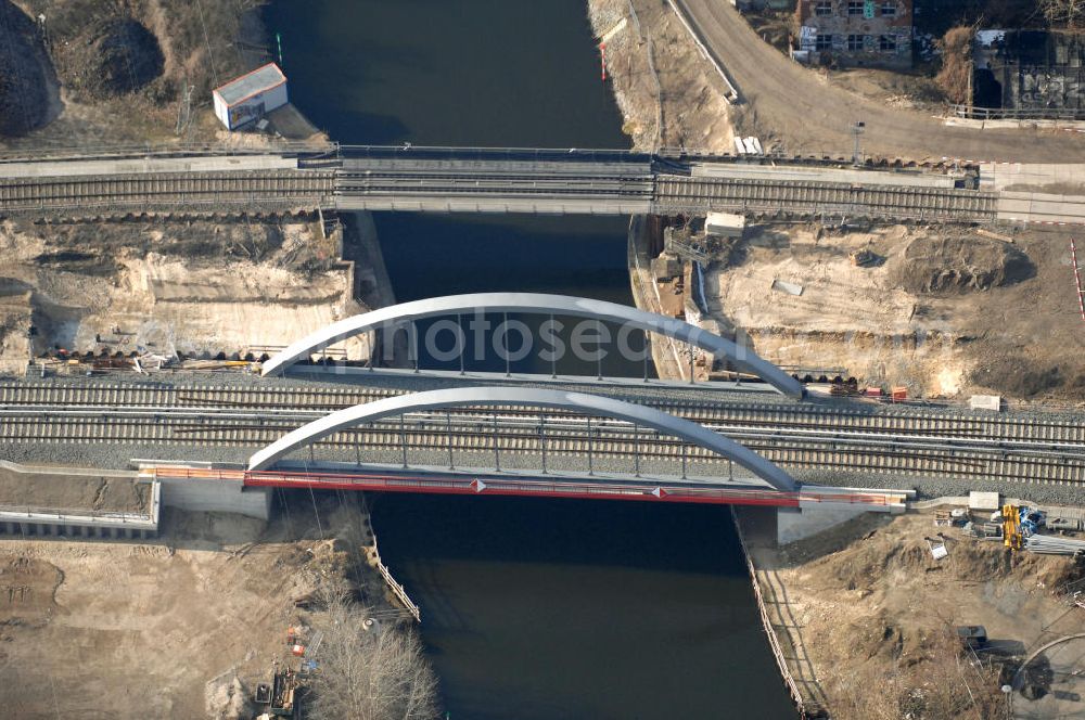 Berlin from the bird's eye view: Blick auf die Baustelle vom Neubau der Bahnbrücken und Gleisverbindungen am S-Bahnhof Berlin-Baumschulenweg. Ein Projekt der EUROVIA Infra GmbH. View onto the bridge constraction area near the city railway station in Treptow-Köpenick.