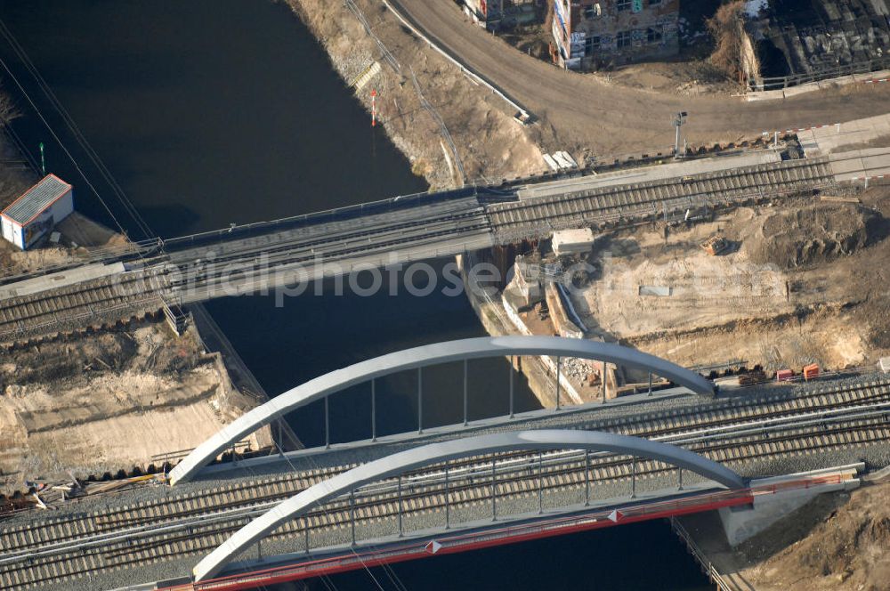 Aerial image Berlin - Blick auf die Baustelle vom Neubau der Bahnbrücken und Gleisverbindungen am S-Bahnhof Berlin-Baumschulenweg. Ein Projekt der EUROVIA Infra GmbH. View onto the bridge constraction area near the city railway station in Treptow-Köpenick.