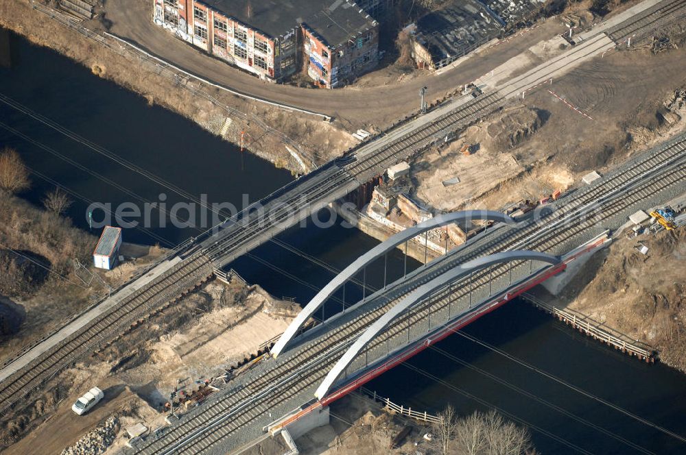 Aerial photograph Berlin - Blick auf die Baustelle vom Neubau der Bahnbrücken und Gleisverbindungen am S-Bahnhof Berlin-Baumschulenweg. Ein Projekt der EUROVIA Infra GmbH. View onto the bridge constraction area near the city railway station in Treptow-Köpenick.