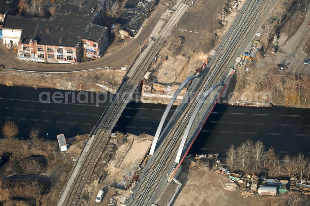 Berlin from above - Blick auf die Baustelle vom Neubau der Bahnbrücken und Gleisverbindungen am S-Bahnhof Berlin-Baumschulenweg. Ein Projekt der EUROVIA Infra GmbH. View onto the bridge constraction area near the city railway station in Treptow-Köpenick.