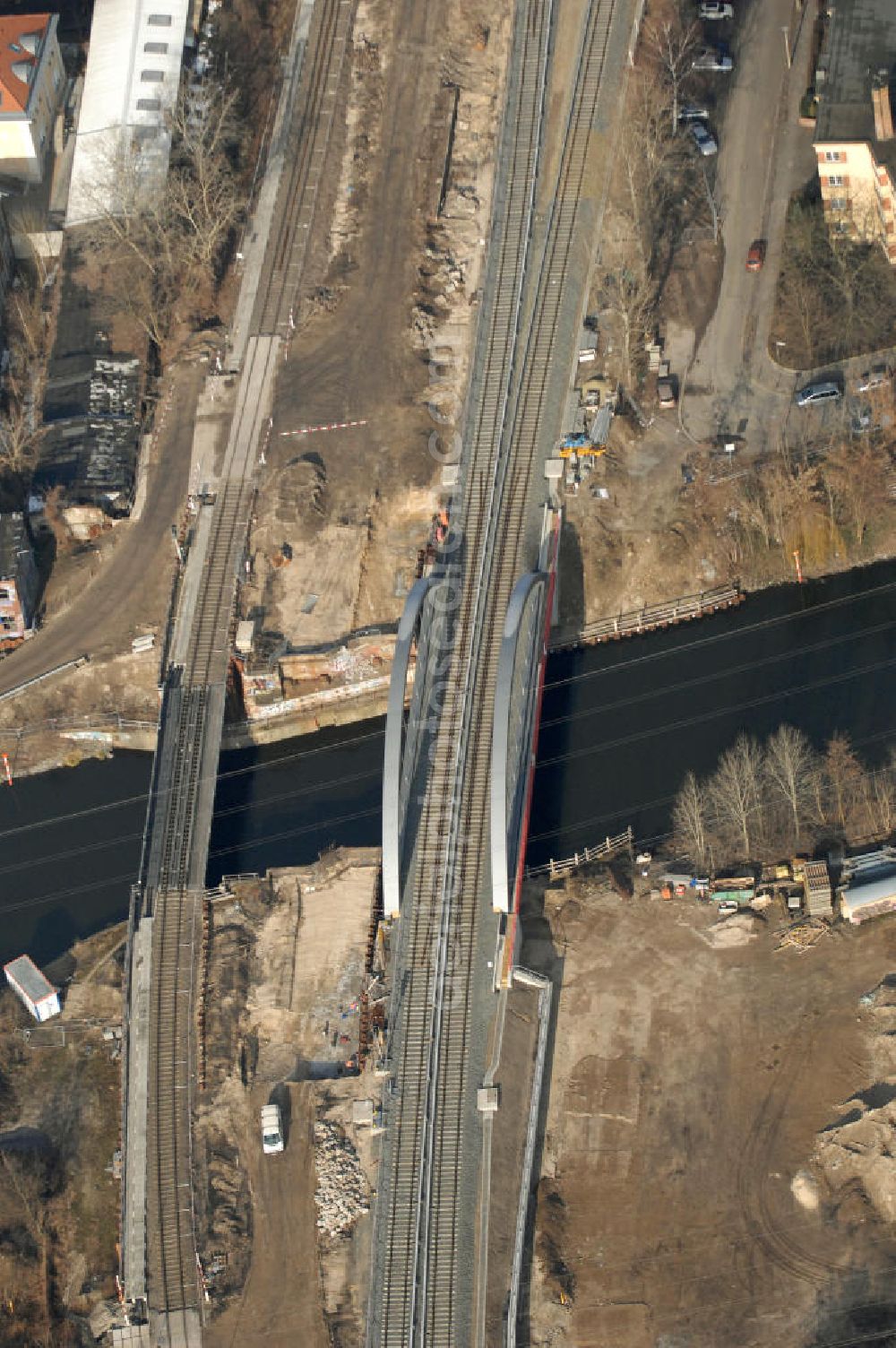 Berlin from the bird's eye view: Blick auf die Baustelle vom Neubau der Bahnbrücken und Gleisverbindungen am S-Bahnhof Berlin-Baumschulenweg. Ein Projekt der EUROVIA Infra GmbH. View onto the bridge constraction area near the city railway station in Treptow-Köpenick.