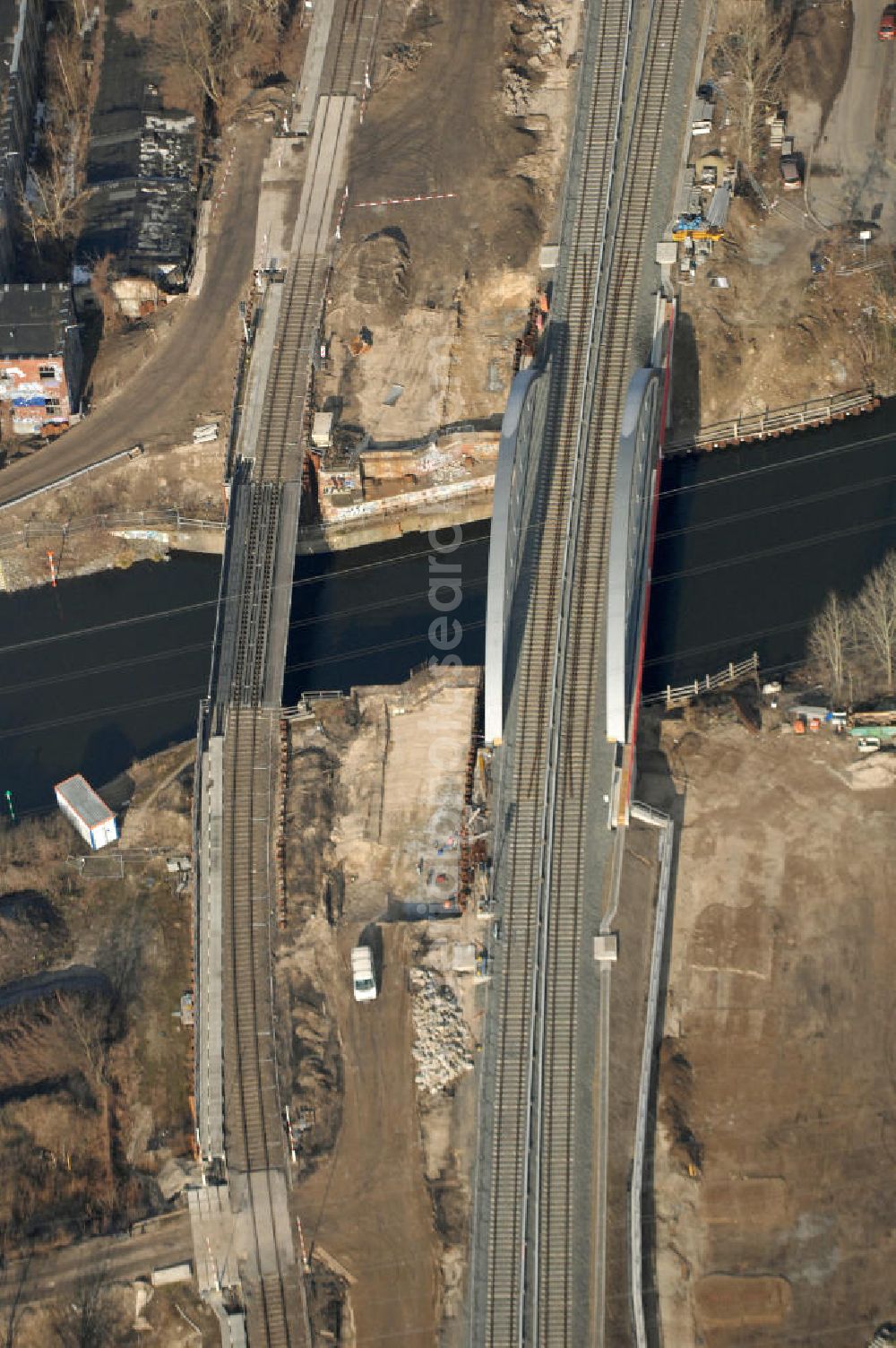 Aerial image Berlin - Blick auf die Baustelle vom Neubau der Bahnbrücken und Gleisverbindungen am S-Bahnhof Berlin-Baumschulenweg. Ein Projekt der EUROVIA Infra GmbH. View onto the bridge constraction area near the city railway station in Treptow-Köpenick.