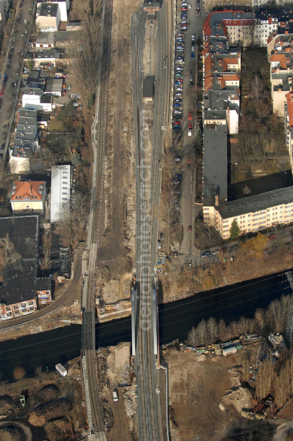 Aerial photograph Berlin - Blick auf die Baustelle vom Neubau der Bahnbrücken und Gleisverbindungen am S-Bahnhof Berlin-Baumschulenweg. Ein Projekt der EUROVIA Infra GmbH. View onto the bridge constraction area near the city railway station in Treptow-Köpenick.