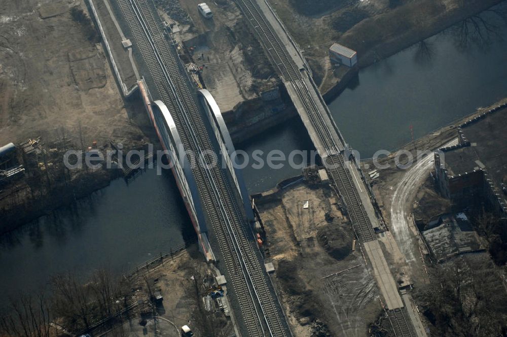 Berlin from above - Blick auf die Baustelle vom Neubau der Bahnbrücken und Gleisverbindungen am S-Bahnhof Berlin-Baumschulenweg. Ein Projekt der EUROVIA Infra GmbH. View onto the bridge constraction area near the city railway station in Treptow-Köpenick.