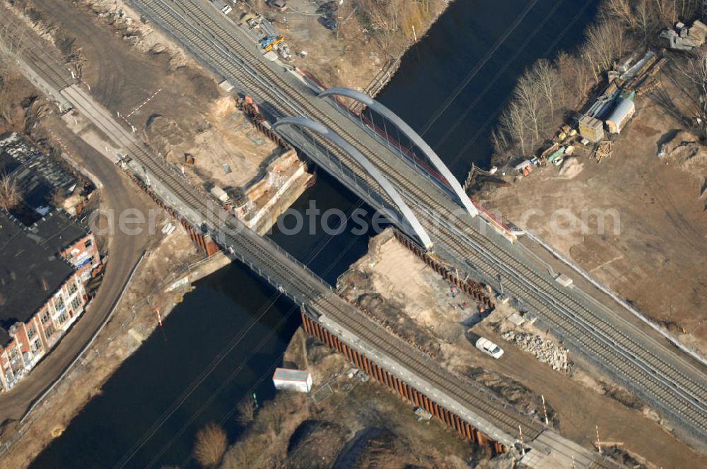 Berlin from the bird's eye view: Blick auf die Baustelle vom Neubau der Bahnbrücken und Gleisverbindungen am S-Bahnhof Berlin-Baumschulenweg. Ein Projekt der EUROVIA Infra GmbH. View onto the bridge constraction area near the city railway station in Treptow-Köpenick.