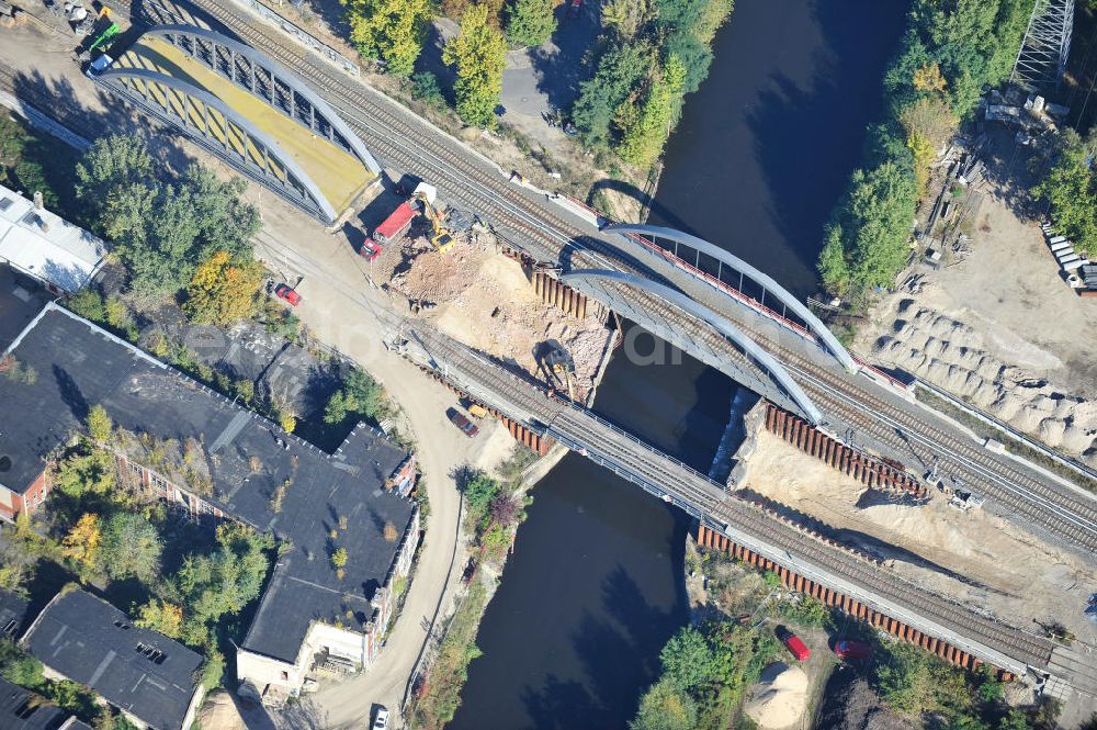 Berlin from the bird's eye view: Blick auf die Baustelle vom Neubau der Bahnbrücken und Gleisverbindungen am S-Bahnhof Berlin-Baumschulenweg. Ein Projekt der EUROVIA Infra GmbH. View onto the bridge constraction area near the city railway station in Treptow-Köpenick.