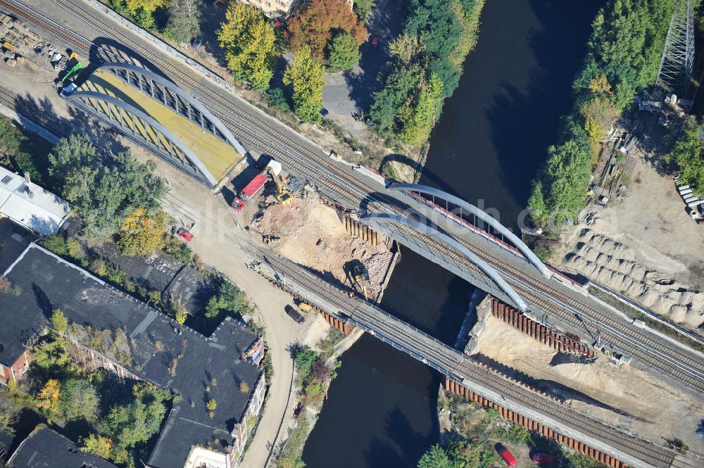 Aerial image Berlin - Blick auf die Baustelle vom Neubau der Bahnbrücken und Gleisverbindungen am S-Bahnhof Berlin-Baumschulenweg. Ein Projekt der EUROVIA Infra GmbH. View onto the bridge constraction area near the city railway station in Treptow-Köpenick.