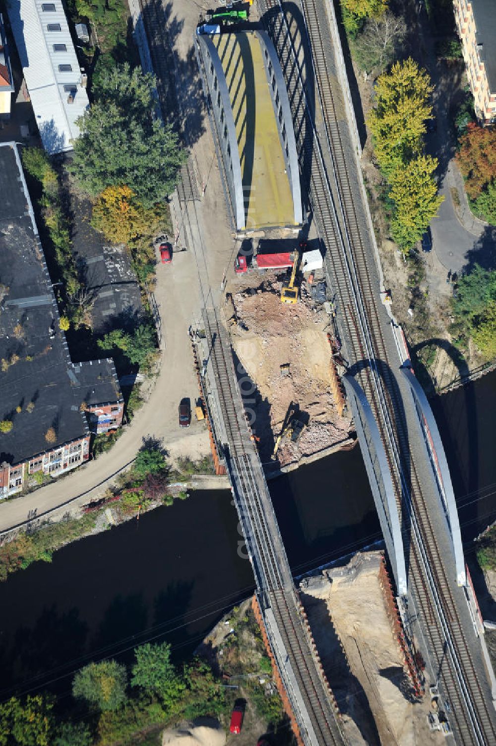 Aerial photograph Berlin - Blick auf die Baustelle vom Neubau der Bahnbrücken und Gleisverbindungen am S-Bahnhof Berlin-Baumschulenweg. Ein Projekt der EUROVIA Infra GmbH. View onto the bridge constraction area near the city railway station in Treptow-Köpenick.