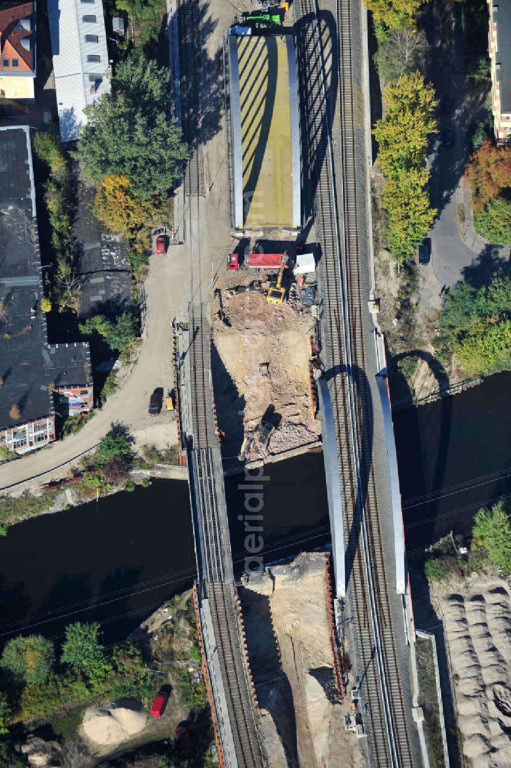 Berlin from above - Blick auf die Baustelle vom Neubau der Bahnbrücken und Gleisverbindungen am S-Bahnhof Berlin-Baumschulenweg. Ein Projekt der EUROVIA Infra GmbH. View onto the bridge constraction area near the city railway station in Treptow-Köpenick.