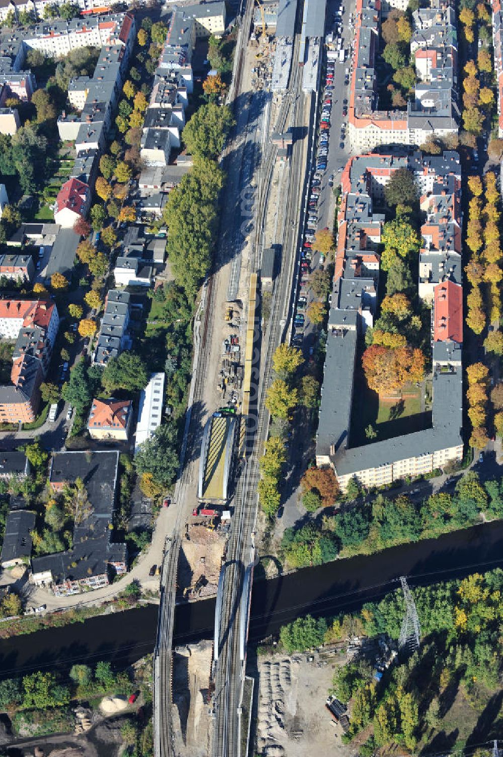 Berlin from the bird's eye view: Blick auf die Baustelle vom Neubau der Bahnbrücken und Gleisverbindungen am S-Bahnhof Berlin-Baumschulenweg. Ein Projekt der EUROVIA Infra GmbH. View onto the bridge constraction area near the city railway station in Treptow-Köpenick.