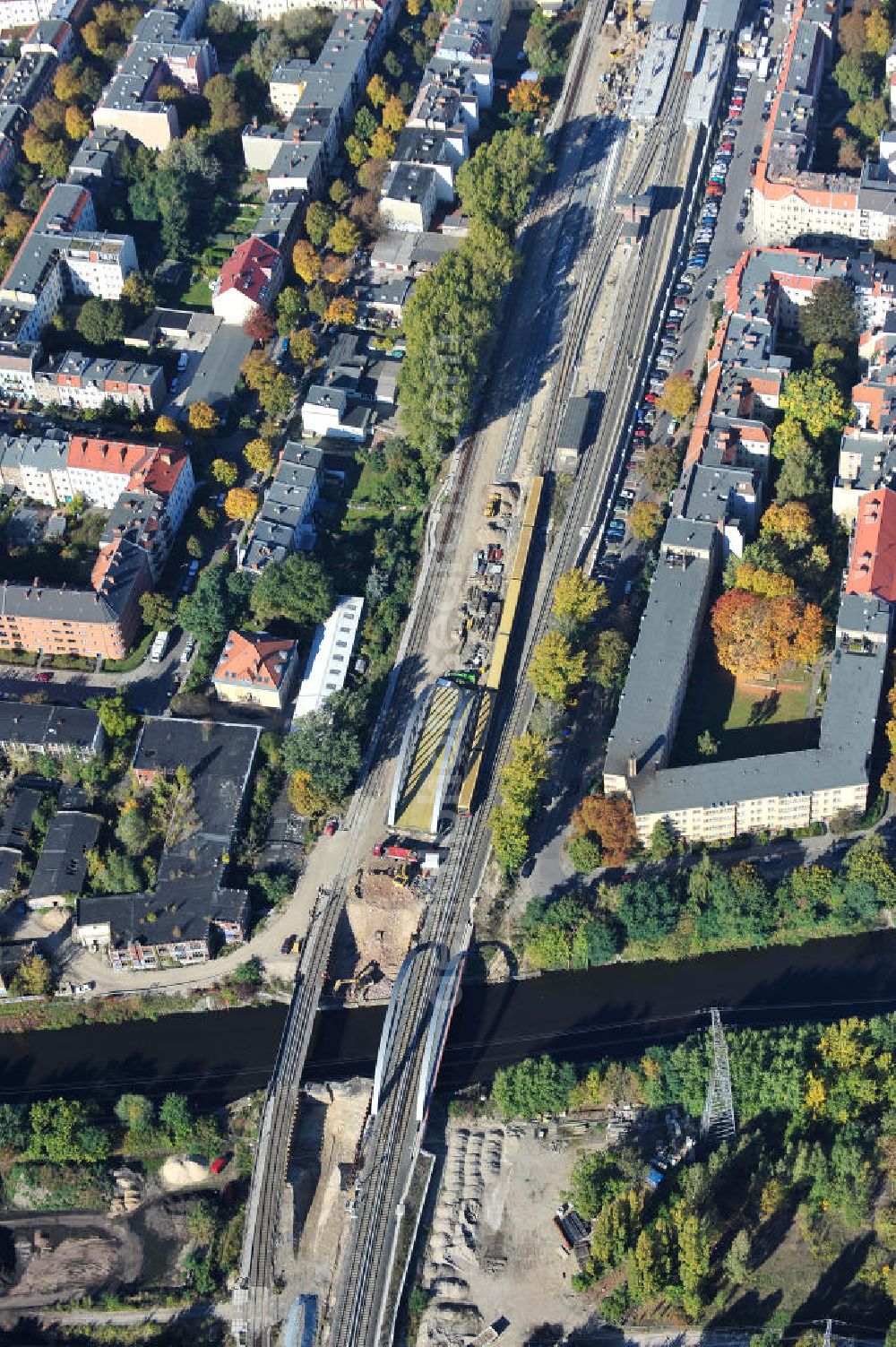 Aerial image Berlin - Blick auf die Baustelle vom Neubau der Bahnbrücken und Gleisverbindungen am S-Bahnhof Berlin-Baumschulenweg. Ein Projekt der EUROVIA Infra GmbH. View onto the bridge constraction area near the city railway station in Treptow-Köpenick.