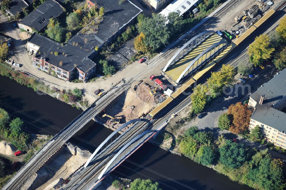 Aerial photograph Berlin - Blick auf die Baustelle vom Neubau der Bahnbrücken und Gleisverbindungen am S-Bahnhof Berlin-Baumschulenweg. Ein Projekt der EUROVIA Infra GmbH. View onto the bridge constraction area near the city railway station in Treptow-Köpenick.