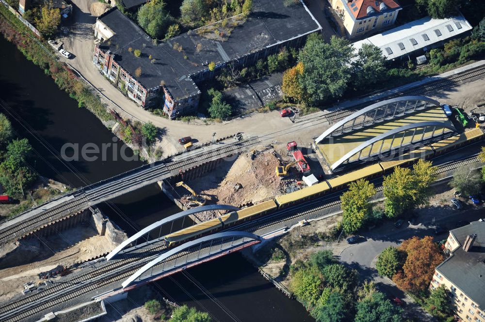 Berlin from above - Blick auf die Baustelle vom Neubau der Bahnbrücken und Gleisverbindungen am S-Bahnhof Berlin-Baumschulenweg. Ein Projekt der EUROVIA Infra GmbH. View onto the bridge constraction area near the city railway station in Treptow-Köpenick.