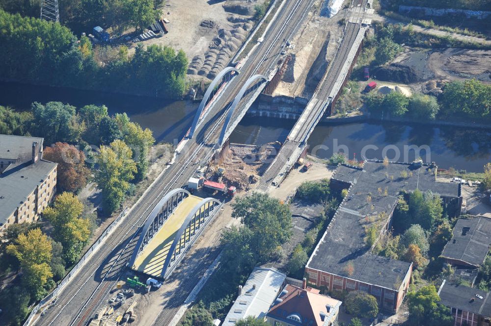 Berlin from the bird's eye view: Blick auf die Baustelle vom Neubau der Bahnbrücken und Gleisverbindungen am S-Bahnhof Berlin-Baumschulenweg. Ein Projekt der EUROVIA Infra GmbH. View onto the bridge constraction area near the city railway station in Treptow-Köpenick.