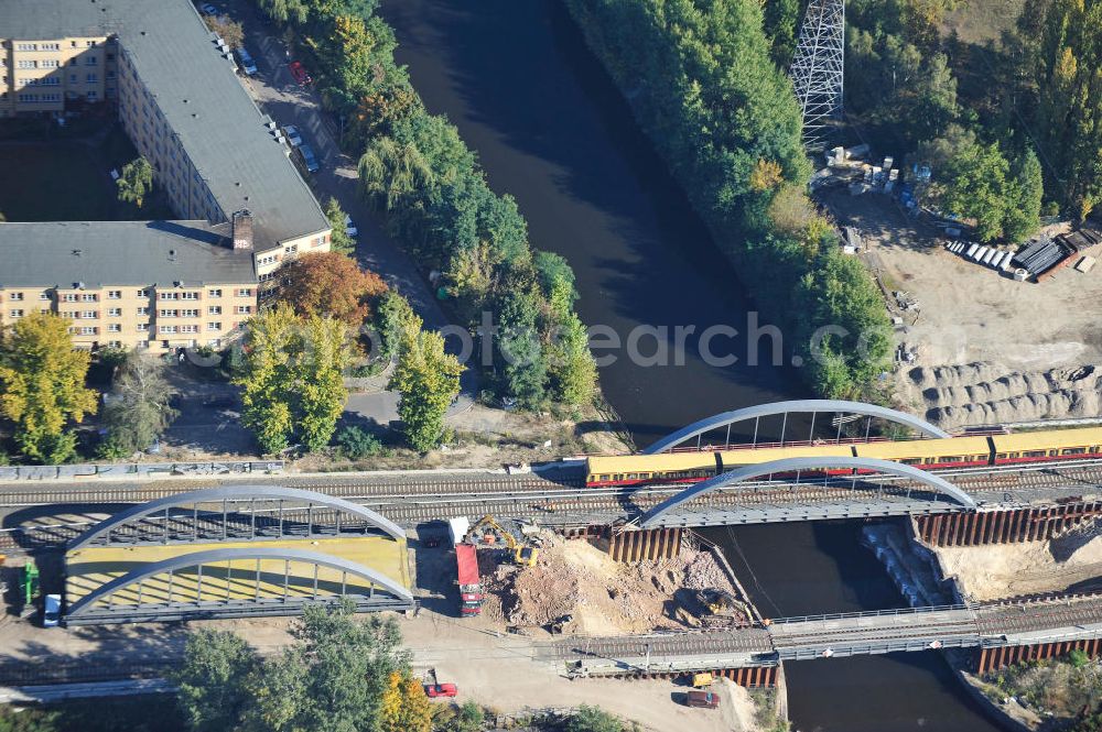 Aerial image Berlin - Blick auf die Baustelle vom Neubau der Bahnbrücken und Gleisverbindungen am S-Bahnhof Berlin-Baumschulenweg. Ein Projekt der EUROVIA Infra GmbH. View onto the bridge constraction area near the city railway station in Treptow-Köpenick.