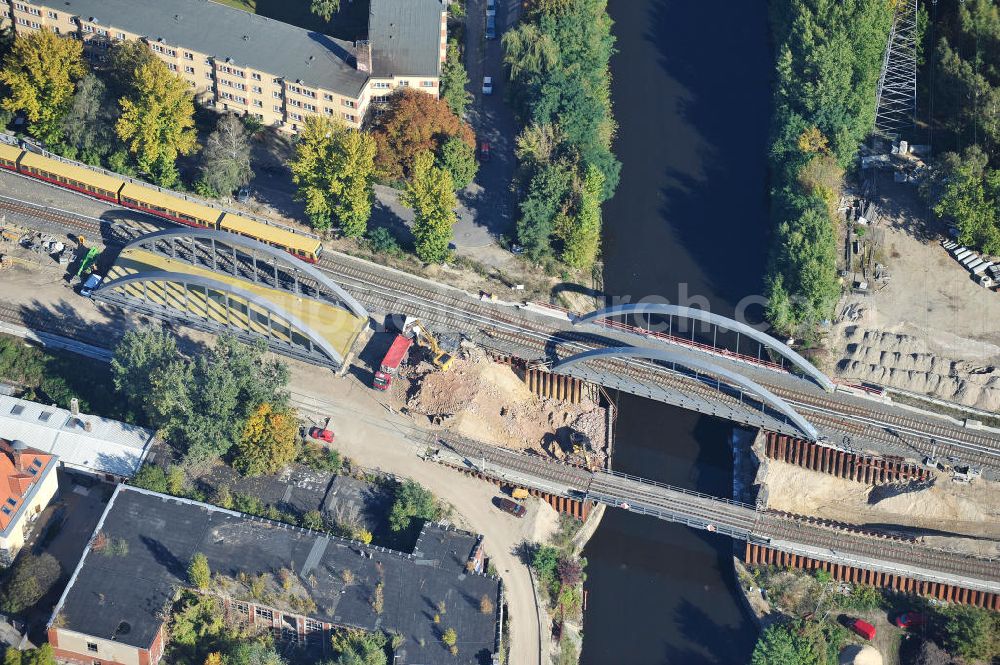 Berlin from above - Blick auf die Baustelle vom Neubau der Bahnbrücken und Gleisverbindungen am S-Bahnhof Berlin-Baumschulenweg. Ein Projekt der EUROVIA Infra GmbH. View onto the bridge constraction area near the city railway station in Treptow-Köpenick.