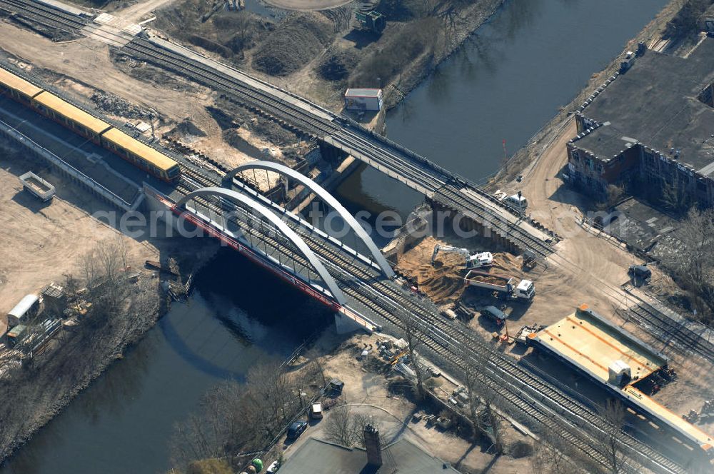 Berlin from above - Blick auf die Baustelle vom Neubau der Bahnbrücken und Gleisverbindungen über den Britzer Zweigkanal am S-Bahnhof Berlin-Baumschulenweg. Ein Projekt der EUROVIA Infra GmbH. View onto the bridge constraction area over the canal Britzer Zweigkanal near the city railway station in Treptow-Köpenick.