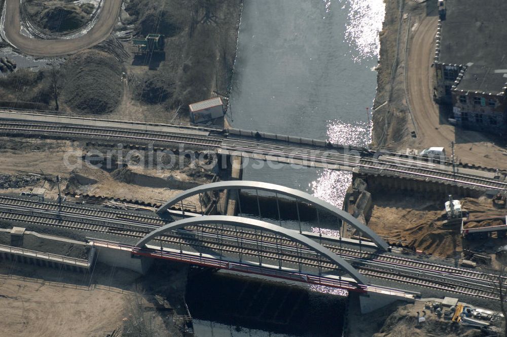 Berlin from the bird's eye view: Blick auf die Baustelle vom Neubau der Bahnbrücken und Gleisverbindungen über den Britzer Zweigkanal am S-Bahnhof Berlin-Baumschulenweg. Ein Projekt der EUROVIA Infra GmbH. View onto the bridge constraction area over the canal Britzer Zweigkanal near the city railway station in Treptow-Köpenick.