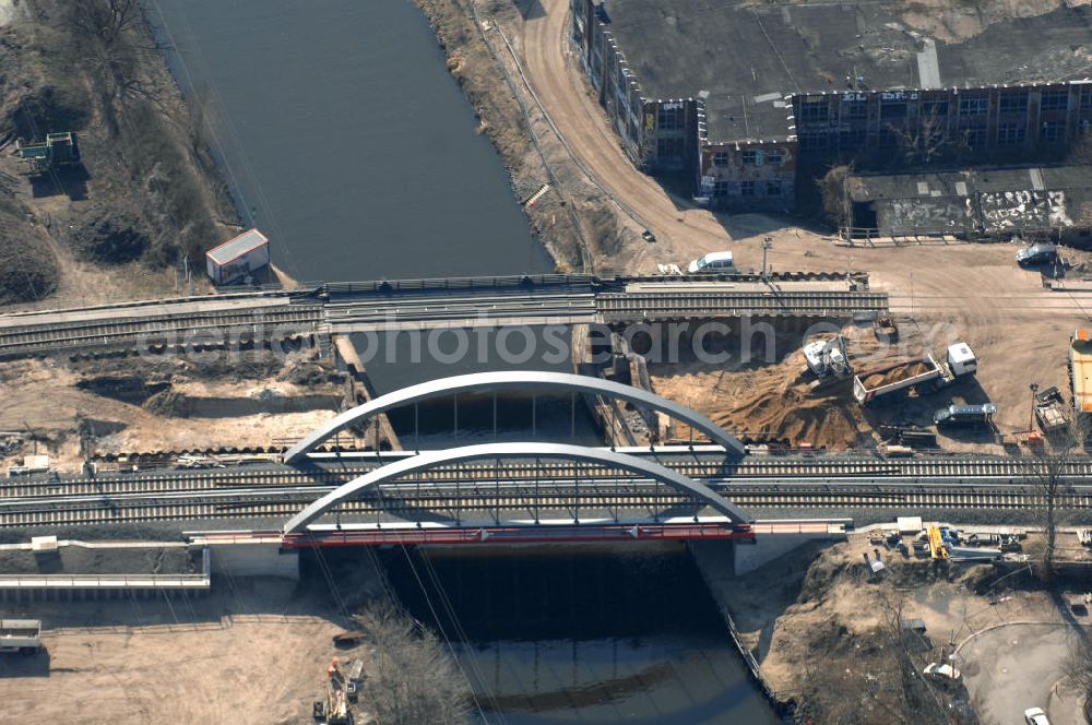 Aerial image Berlin - Blick auf die Baustelle vom Neubau der Bahnbrücken und Gleisverbindungen über den Britzer Zweigkanal am S-Bahnhof Berlin-Baumschulenweg. Ein Projekt der EUROVIA Infra GmbH. View onto the bridge constraction area over the canal Britzer Zweigkanal near the city railway station in Treptow-Köpenick.