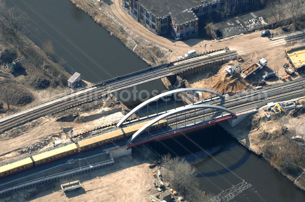 Aerial photograph Berlin - Blick auf die Baustelle vom Neubau der Bahnbrücken und Gleisverbindungen über den Britzer Zweigkanal am S-Bahnhof Berlin-Baumschulenweg. Ein Projekt der EUROVIA Infra GmbH. View onto the bridge constraction area over the canal Britzer Zweigkanal near the city railway station in Treptow-Köpenick.