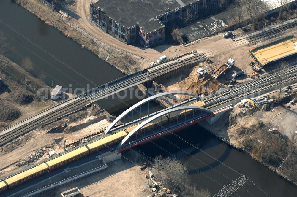 Berlin from above - Blick auf die Baustelle vom Neubau der Bahnbrücken und Gleisverbindungen über den Britzer Zweigkanal am S-Bahnhof Berlin-Baumschulenweg. Ein Projekt der EUROVIA Infra GmbH. View onto the bridge constraction area over the canal Britzer Zweigkanal near the city railway station in Treptow-Köpenick.