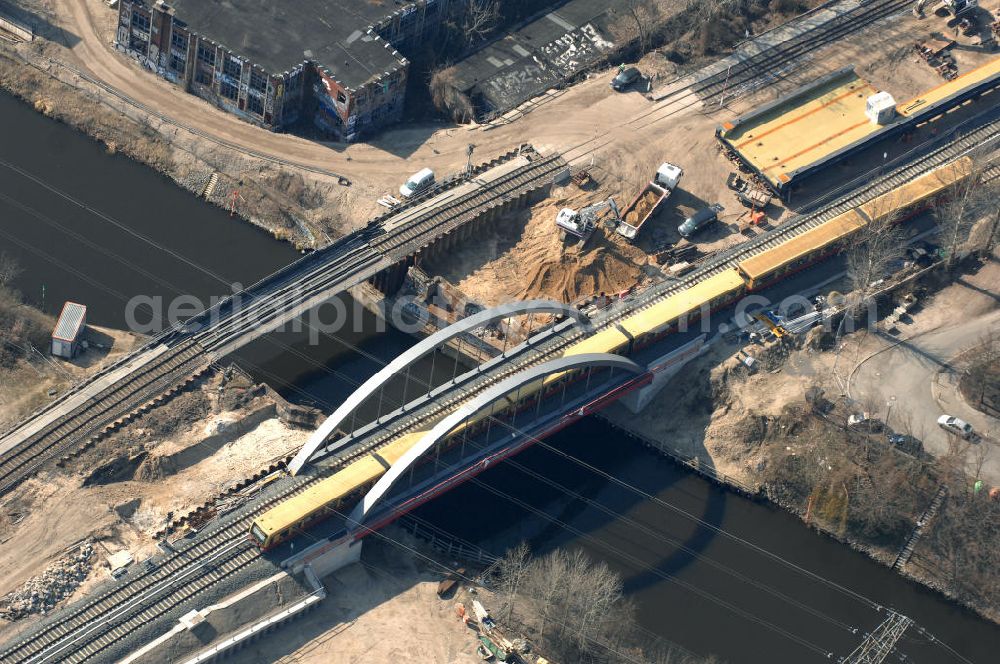 Berlin from the bird's eye view: Blick auf die Baustelle vom Neubau der Bahnbrücken und Gleisverbindungen über den Britzer Zweigkanal am S-Bahnhof Berlin-Baumschulenweg. Ein Projekt der EUROVIA Infra GmbH. View onto the bridge constraction area over the canal Britzer Zweigkanal near the city railway station in Treptow-Köpenick.