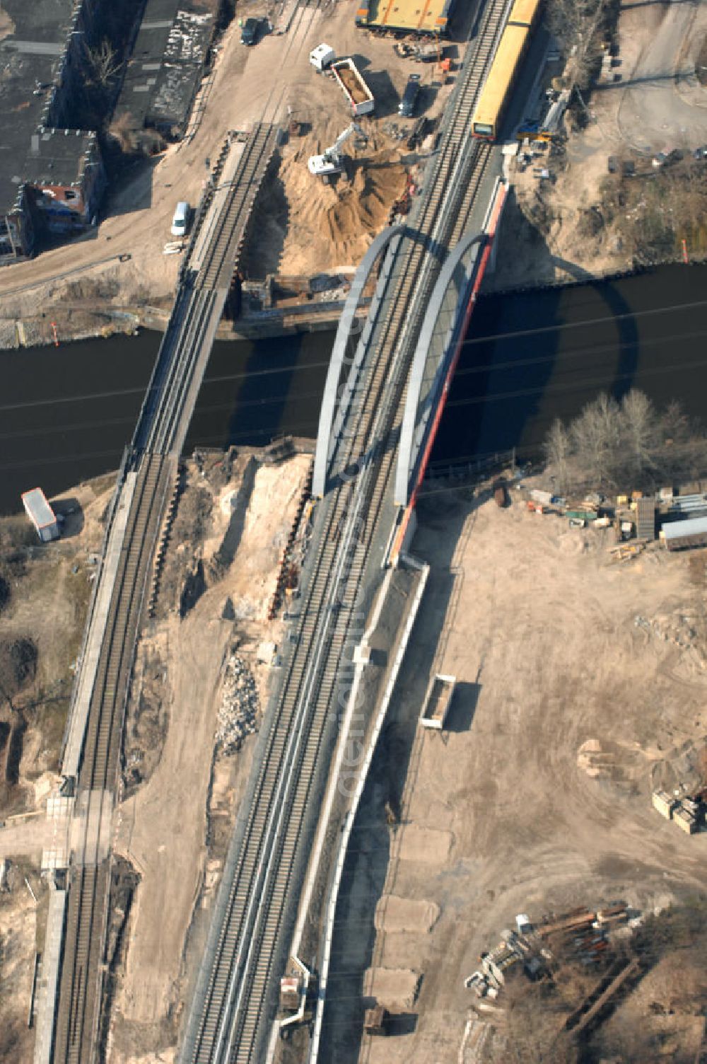 Aerial image Berlin - Blick auf die Baustelle vom Neubau der Bahnbrücken und Gleisverbindungen über den Britzer Zweigkanal am S-Bahnhof Berlin-Baumschulenweg. Ein Projekt der EUROVIA Infra GmbH. View onto the bridge constraction area over the canal Britzer Zweigkanal near the city railway station in Treptow-Köpenick.