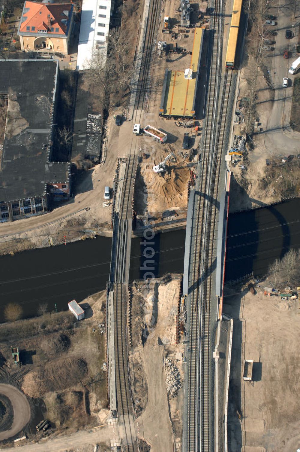 Berlin from the bird's eye view: Blick auf die Baustelle vom Neubau der Bahnbrücken und Gleisverbindungen über den Britzer Zweigkanal am S-Bahnhof Berlin-Baumschulenweg. Ein Projekt der EUROVIA Infra GmbH. View onto the bridge constraction area over the canal Britzer Zweigkanal near the city railway station in Treptow-Köpenick.