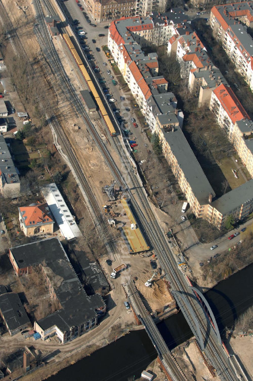 Aerial image Berlin - Blick auf die Baustelle vom Neubau der Bahnbrücken und Gleisverbindungen über den Britzer Zweigkanal am S-Bahnhof Berlin-Baumschulenweg. Ein Projekt der EUROVIA Infra GmbH. View onto the bridge constraction area over the canal Britzer Zweigkanal near the city railway station in Treptow-Köpenick.