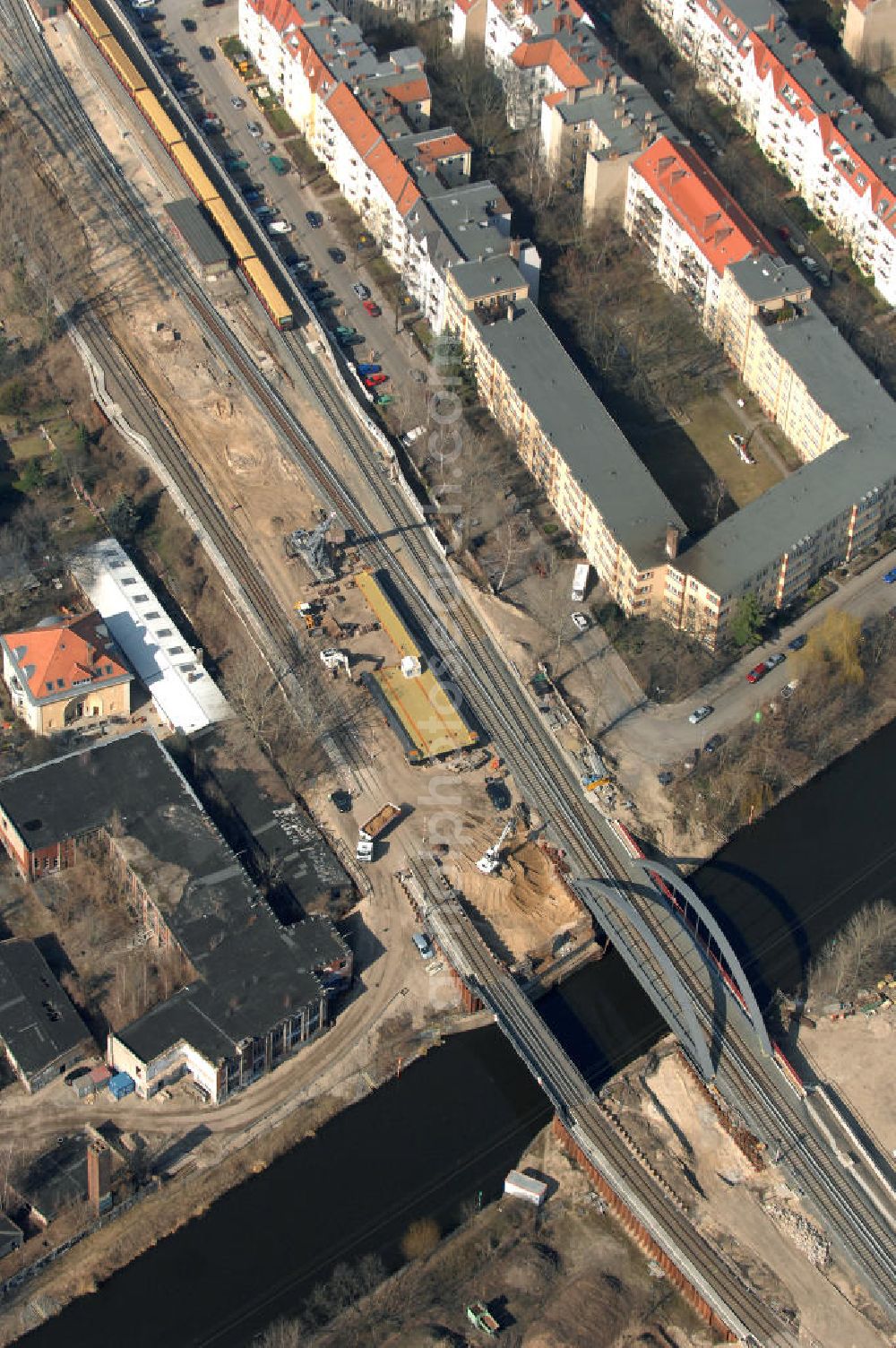 Aerial photograph Berlin - Blick auf die Baustelle vom Neubau der Bahnbrücken und Gleisverbindungen über den Britzer Zweigkanal am S-Bahnhof Berlin-Baumschulenweg. Ein Projekt der EUROVIA Infra GmbH. View onto the bridge constraction area over the canal Britzer Zweigkanal near the city railway station in Treptow-Köpenick.