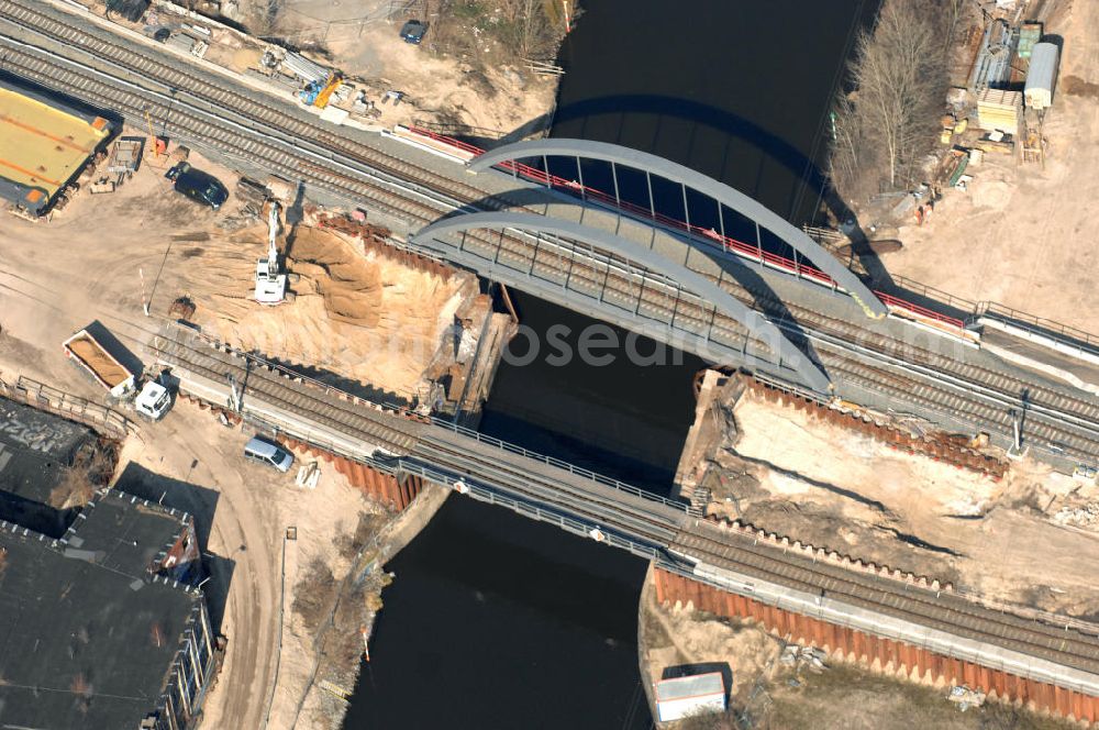 Berlin from above - Blick auf die Baustelle vom Neubau der Bahnbrücken und Gleisverbindungen über den Britzer Zweigkanal am S-Bahnhof Berlin-Baumschulenweg. Ein Projekt der EUROVIA Infra GmbH. View onto the bridge constraction area over the canal Britzer Zweigkanal near the city railway station in Treptow-Köpenick.