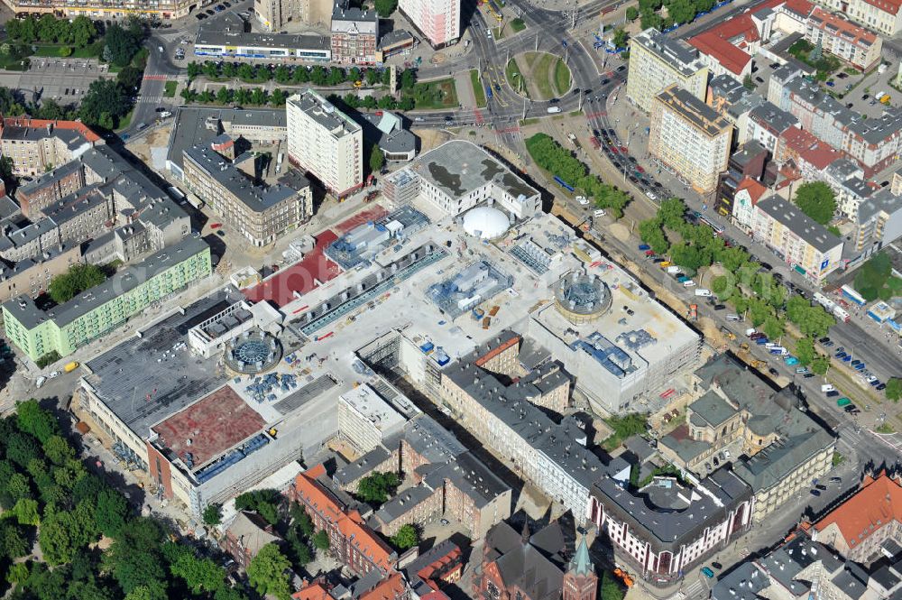 Aerial photograph Stettin / Szczecin - Blick auf die Baustelle vom Neubau des Einkaufszentrums Galeria Kaskada in Stettin / Szczecin durch die STRABAG AG und das ECE Projektmanagement. Construction of the shopping center Galeria Kaskada in Szczecin.