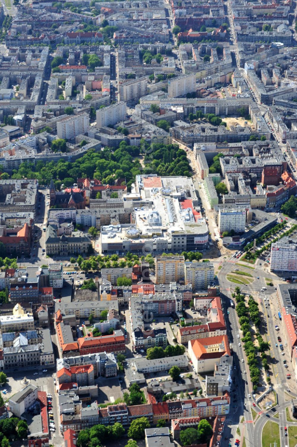 Aerial image Stettin / Szczecin - Blick auf die Baustelle vom Neubau des Einkaufszentrums Galeria Kaskada in Stettin / Szczecin durch die STRABAG AG und das ECE Projektmanagement. Construction of the shopping center Galeria Kaskada in Szczecin.