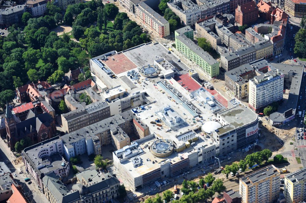 Aerial photograph Stettin / Szczecin - Blick auf die Baustelle vom Neubau des Einkaufszentrums Galeria Kaskada in Stettin / Szczecin durch die STRABAG AG und das ECE Projektmanagement. Construction of the shopping center Galeria Kaskada in Szczecin.