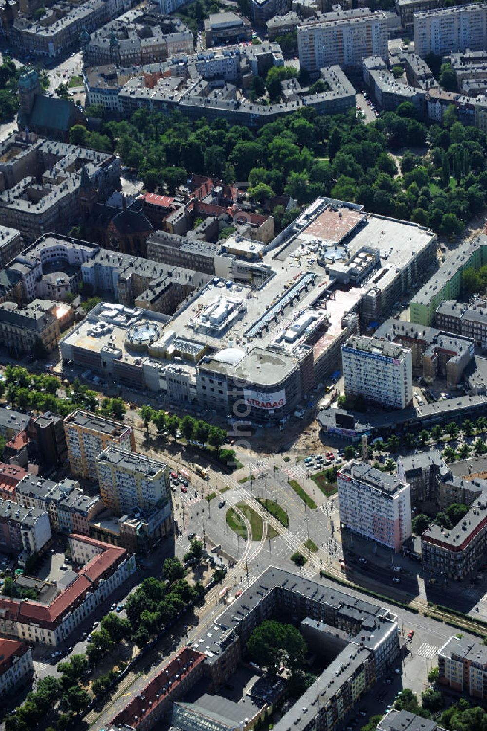 Aerial photograph Stettin / Szczecin - Blick auf die Baustelle vom Neubau des Einkaufszentrums Galeria Kaskada in Stettin / Szczecin durch die STRABAG AG und das ECE Projektmanagement. Construction of the shopping center Galeria Kaskada in Szczecin.