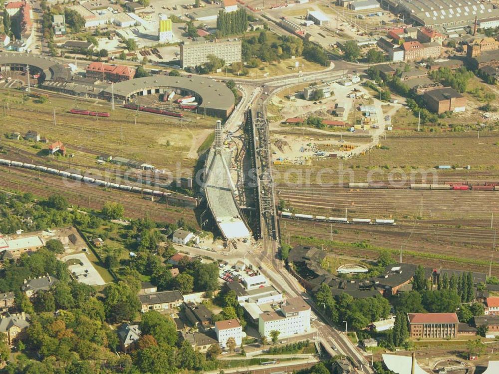 Aerial photograph Halle (Sachsen-Anhalt) - Im Februar 2004 haben die Arbeiten zum Neubau der Berliner Brücke begonnen. Abgeschlossen wird das Bauvorhaben Mitte 2006. Dies sieht eine entsprechende Objektplanung vor, die in der Bauverwaltung der Stadt Halle erarbeitet wurde. Das Projekt wird insgesamt etwa 28 Mio. Euro kosten.