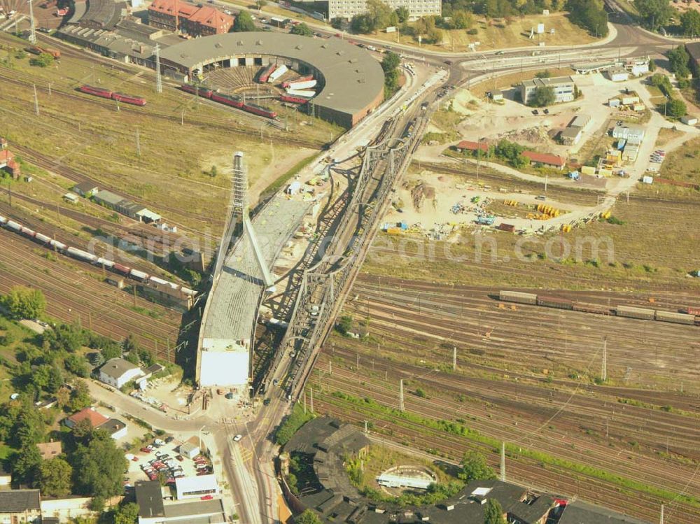 Halle (Sachsen-Anhalt) from above - Im Februar 2004 haben die Arbeiten zum Neubau der Berliner Brücke begonnen. Abgeschlossen wird das Bauvorhaben Mitte 2006. Dies sieht eine entsprechende Objektplanung vor, die in der Bauverwaltung der Stadt Halle erarbeitet wurde. Das Projekt wird insgesamt etwa 28 Mio. Euro kosten.