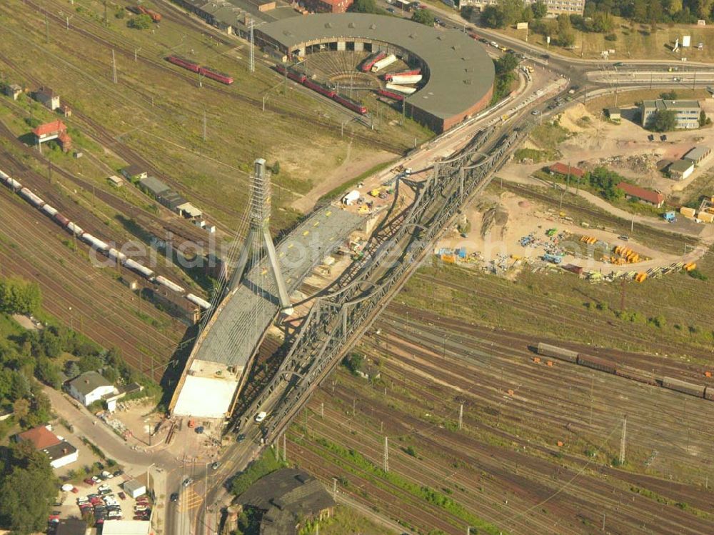 Halle (Sachsen-Anhalt) from the bird's eye view: Im Februar 2004 haben die Arbeiten zum Neubau der Berliner Brücke begonnen. Abgeschlossen wird das Bauvorhaben Mitte 2006. Dies sieht eine entsprechende Objektplanung vor, die in der Bauverwaltung der Stadt Halle erarbeitet wurde. Das Projekt wird insgesamt etwa 28 Mio. Euro kosten.