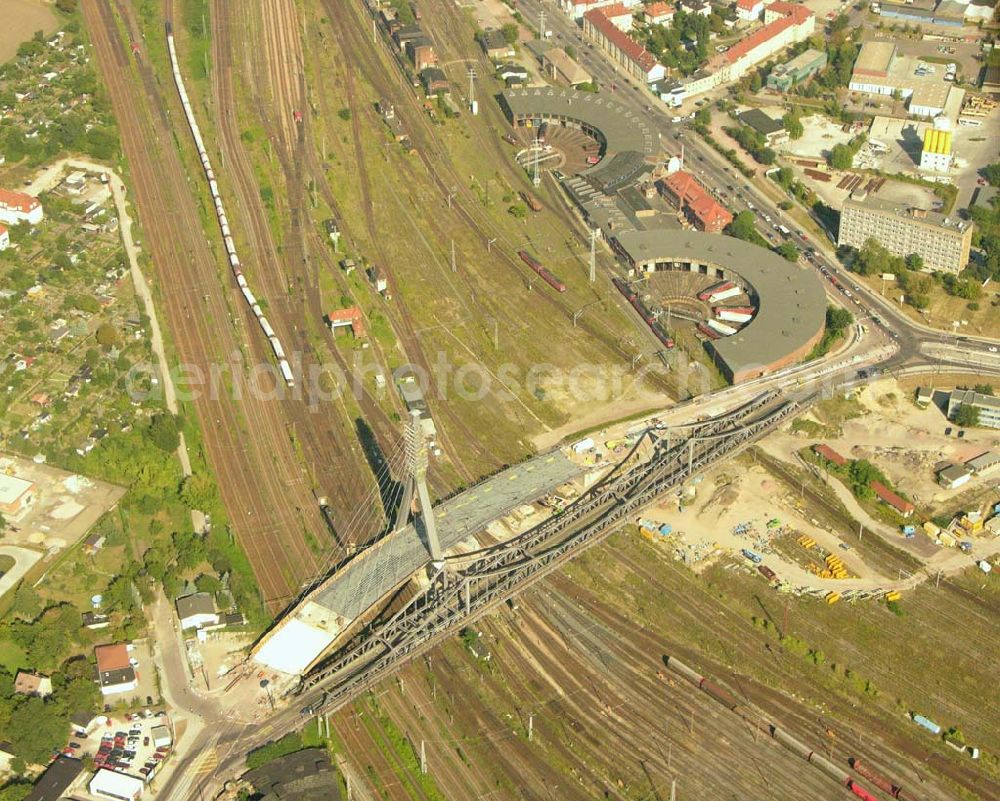 Aerial photograph Halle (Sachsen-Anhalt) - Im Februar 2004 haben die Arbeiten zum Neubau der Berliner Brücke begonnen. Abgeschlossen wird das Bauvorhaben Mitte 2006. Dies sieht eine entsprechende Objektplanung vor, die in der Bauverwaltung der Stadt Halle erarbeitet wurde. Das Projekt wird insgesamt etwa 28 Mio. Euro kosten.