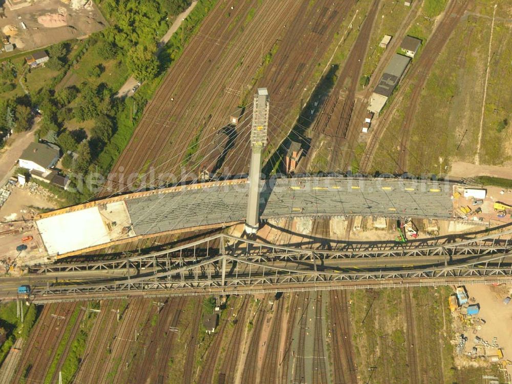 Halle (Sachsen-Anhalt) from above - Im Februar 2004 haben die Arbeiten zum Neubau der Berliner Brücke begonnen. Abgeschlossen wird das Bauvorhaben Mitte 2006. Dies sieht eine entsprechende Objektplanung vor, die in der Bauverwaltung der Stadt Halle erarbeitet wurde. Das Projekt wird insgesamt etwa 28 Mio. Euro kosten.