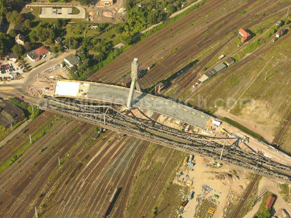 Halle (Sachsen-Anhalt) from the bird's eye view: Im Februar 2004 haben die Arbeiten zum Neubau der Berliner Brücke begonnen. Abgeschlossen wird das Bauvorhaben Mitte 2006. Dies sieht eine entsprechende Objektplanung vor, die in der Bauverwaltung der Stadt Halle erarbeitet wurde. Das Projekt wird insgesamt etwa 28 Mio. Euro kosten.