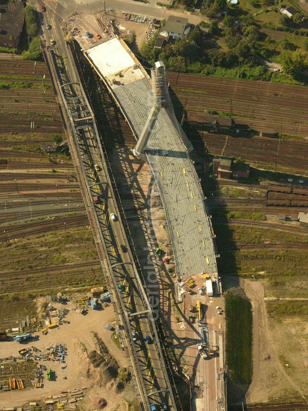 Aerial photograph Halle (Sachsen-Anhalt) - Im Februar 2004 haben die Arbeiten zum Neubau der Berliner Brücke begonnen. Abgeschlossen wird das Bauvorhaben Mitte 2006. Dies sieht eine entsprechende Objektplanung vor, die in der Bauverwaltung der Stadt Halle erarbeitet wurde. Das Projekt wird insgesamt etwa 28 Mio. Euro kosten.