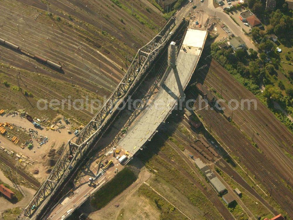 Halle (Sachsen-Anhalt) from above - Im Februar 2004 haben die Arbeiten zum Neubau der Berliner Brücke begonnen. Abgeschlossen wird das Bauvorhaben Mitte 2006. Dies sieht eine entsprechende Objektplanung vor, die in der Bauverwaltung der Stadt Halle erarbeitet wurde. Das Projekt wird insgesamt etwa 28 Mio. Euro kosten.