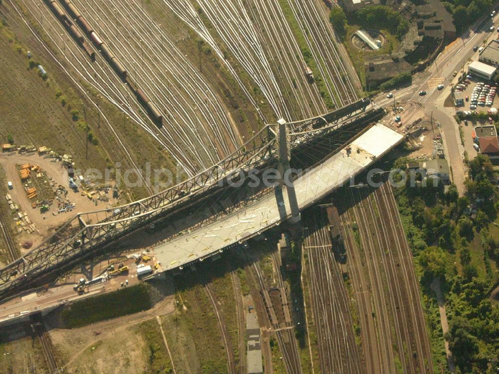 Halle (Sachsen-Anhalt) from the bird's eye view: Im Februar 2004 haben die Arbeiten zum Neubau der Berliner Brücke begonnen. Abgeschlossen wird das Bauvorhaben Mitte 2006. Dies sieht eine entsprechende Objektplanung vor, die in der Bauverwaltung der Stadt Halle erarbeitet wurde. Das Projekt wird insgesamt etwa 28 Mio. Euro kosten.